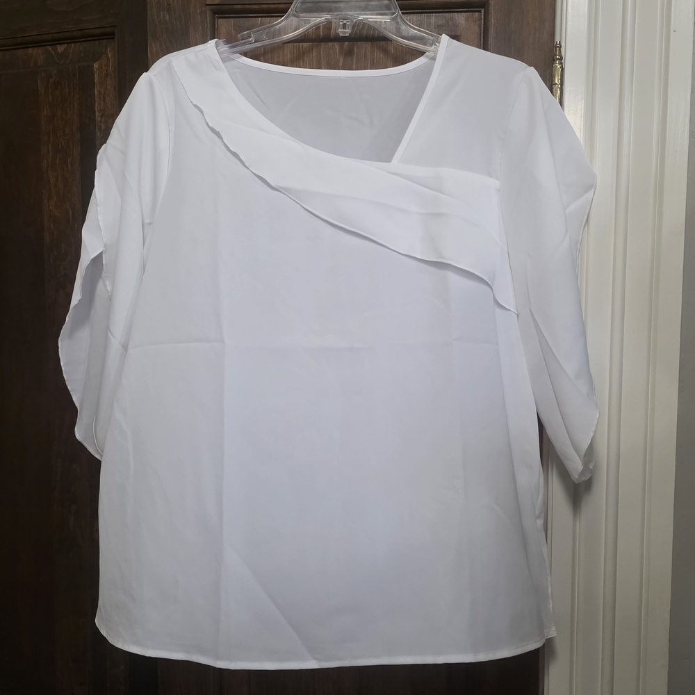 ❣️3/$25 White Ruffle-Accent Blouse
